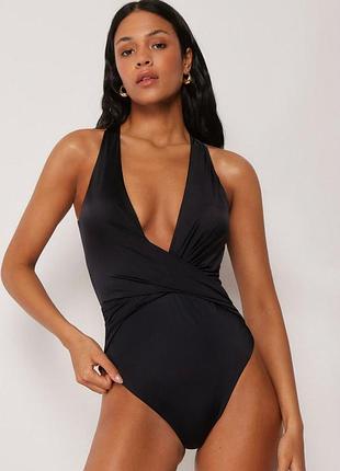Элегантный черный слитный купальник calzedonia с глубоким декольте