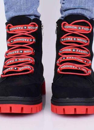 Стильные черные замшевые осенние деми ботинки низкий ход короткие на шнуровке красной2 фото