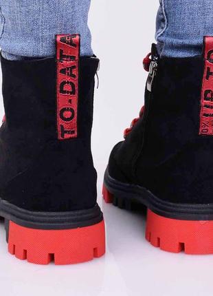 Стильные черные замшевые осенние деми ботинки низкий ход короткие на шнуровке красной3 фото