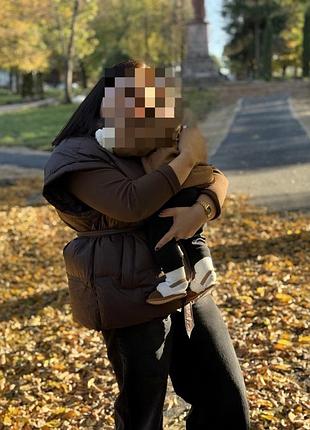 Стильна безрукавка шоколадного кольору 2