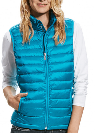 Бірюзова пухова жилетка (безрукавка) від бренду ariat (модель ariat ideal down vest у кольорі atomic blue / teal blue)