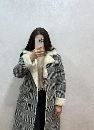 Стильне тепле пальто на хутрі