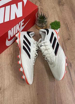 Продам футбольні копочки adidas білого кольору з чорними смужками .бігав пару раз корки не стерті стан 9/10!