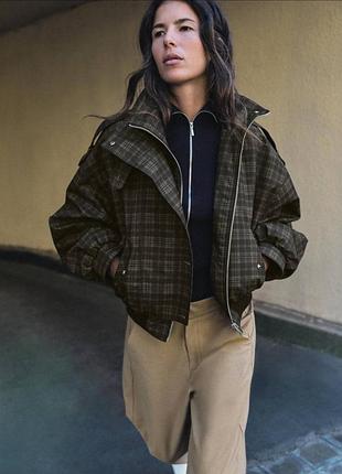 Жіноча стьобана куртка бомбер з високим комірцем zara