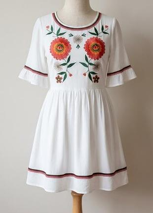 Нежное белое платье с вышивкой и открытой спинкой (платье-вышиванка)