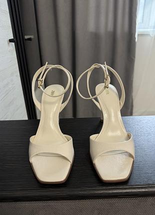Босоніжки zara