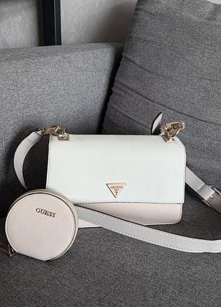 Сумка guess білого-рожевого кольору • в комплекті йде круглий гаманець • регульований плечовий ремінь • стан хороший