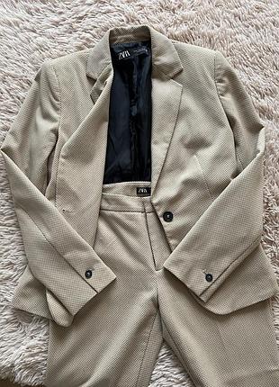 Бежевий класичний костюм бренду zara підійде на розмір м в хорошому стані