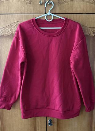 Женский красный трендовый свитшот свободного кроя (oversize) с круглым вырезом и спущенной линией плеча