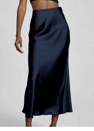 Zara чудова трендова довга атласна спідниця в темно синьому кольорі