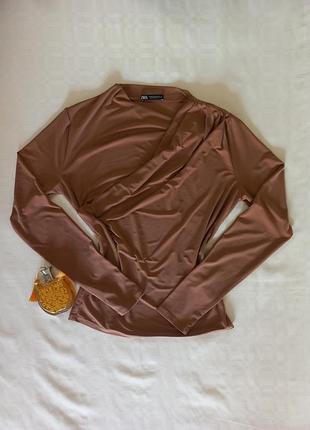 Шикарная карамельная блуза / лонгслив zara с асимметричной драпировкой (размер m)