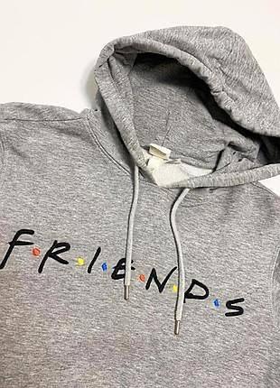 Худі h&m сірого кольору з вишивкою «friends» на грудях.