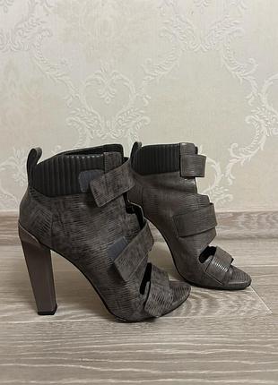 Жіночі ботильйони alexander wang сірі 4