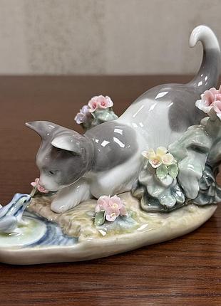 Фарфоровая статуэтка lladro «кошка и лягушка».