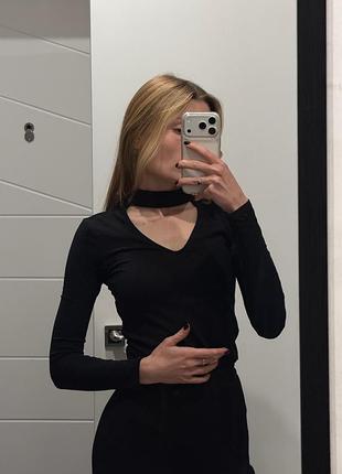 Чорна кофтина з вирізом divided🖤