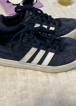 Гарні кросівки adidas