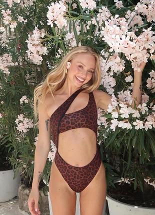 Слитный леопардовый купальник calzedonia на одно плечо l