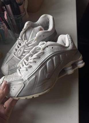 Кросівки nike shox r4 white silver 39-40 / білі чоловічі жіночі найк шокс