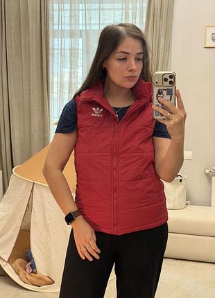 Жіноча безрукавка adidas червона, розмір l, з капюшоном