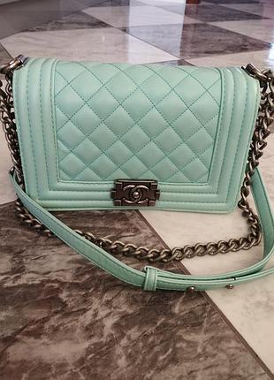 Стильна м’ятна сумка на ланцюжку в стилі chanel boy / сумка через плече