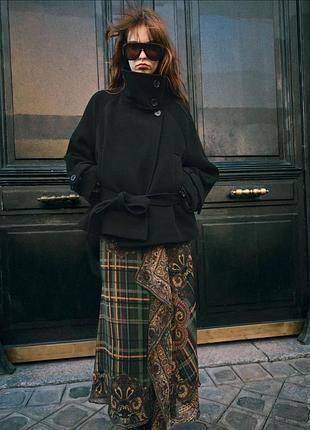 Жіноче коротке пальто з високим комірцем zara