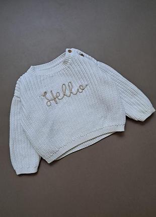 Білий в'язаний светрик з вишитим написом «hello» на грудях та маленькими гудзиками на плечі