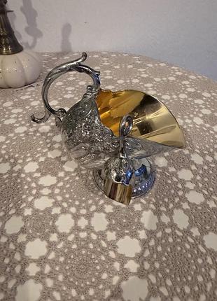 Вінтажна цукорниця-совок (у західній культурі відома як sugar scuttle або sugar bowl. форма виробу імітує автентичне англійське ведерко для вугілля.