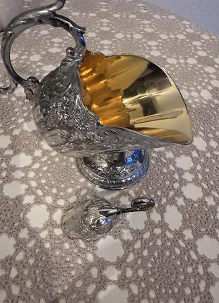 Вінтажна цукорниця-совок (у західній культурі відома як sugar scuttle або sugar bowl. форма виробу імітує автентичне англійське ведерко для вугілля.