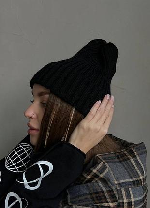 Трендовая женская шапка