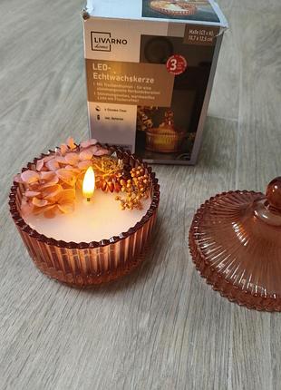 Світлодіодна led-свічка з натурального воску з сухоцвітами livarno home (10.7 х 12.5 см)