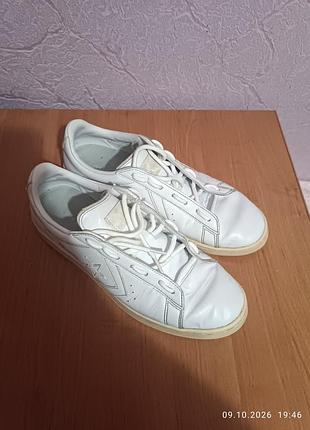 Білі шкіряні кеди американського бренду converse.