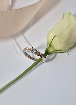 Серебряное кольцо с золотой пластиной с белыми камнями 18 размер серебро 925 пробы золото 375 1551к 1.37г