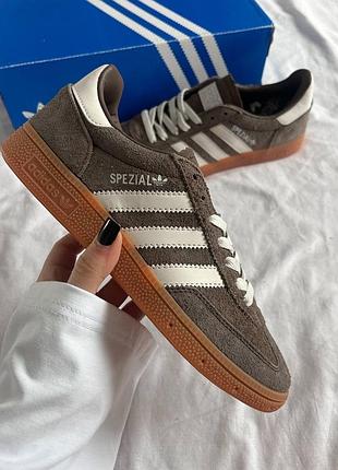 Жіночі кросівки adidas handball spezial 'earth strata gum'🤎