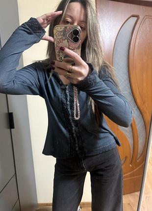 Блуза  з капюшоном та мереживною вставкою на спині від швейцарського бренду nile.