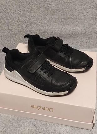 Дитячі чорні шкіряні кросівки бренду clarks