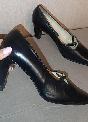 Класичні шкіряні туфлі bally