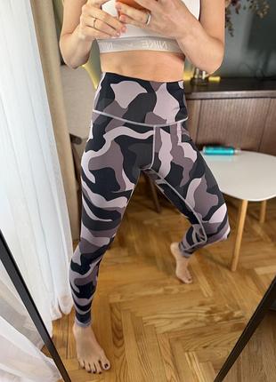 Сірі камуфляжні спортивні лосини under armour