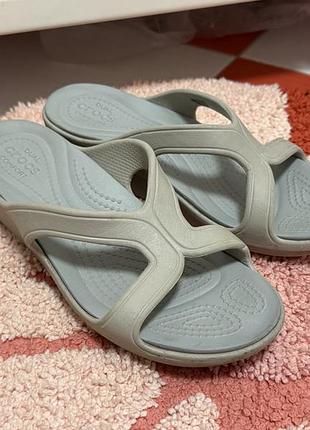 Шикарные мегаудобные шлепанцы crocs w6 37 размер