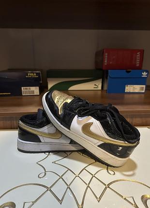 Кросівки жіночі nike jordan золотисті
