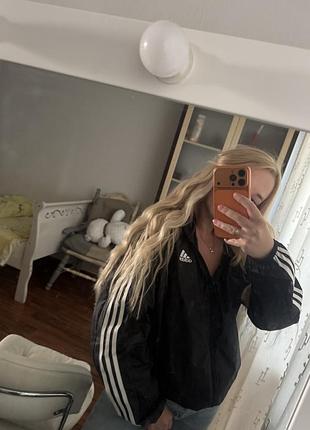Вітровка жіноча adidas чорна зі смугами