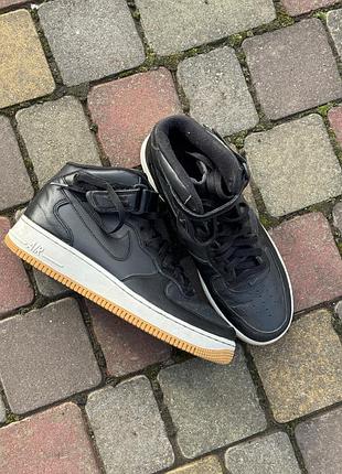 Культові високі кросівки nike air force 1 mid 07 (all black з білою підошвою та gumsole)