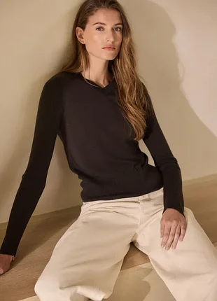 Тонкий свитер шоколадного цвета из высококачественной шерсти superfine merino wool