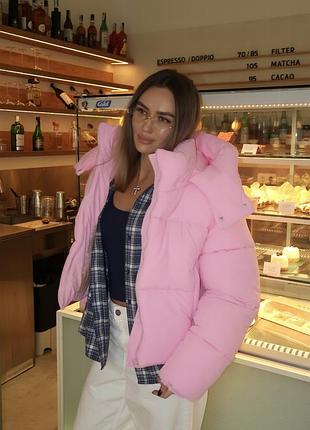 Трендовий вкорочений пуховик рожевого кольору