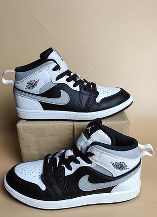Кроссовки air jordan.
размер 33,5 длина стельки 21 см.