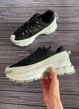 Кроссовки nike    с нюансом