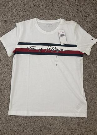 Жіноча футболка tommy hilfiger у білому кольорі з  принтому вигляді синьо-червоної смуги з каліграфічним підписом бренда tommy hilfiger м 38 usa 🇺🇸
