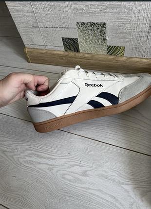 Чоловічі кросівки від reebok у білому кольорі. ідеальний стан  прогадали з розміром зручні і модні стан нових  купляли закордоном