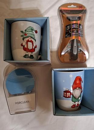 Подарок для нее и для него- 2 новогодние кружки, станок kodak с тремя кассетами, силиконовый массажер для лица