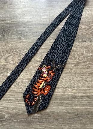 Колекційна краватка disney store / стильна чоловіча краватка з тігру (вінні пух), темна з принтом листків