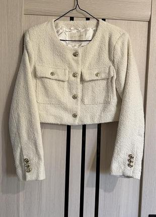 Жакет жіночий amis collection молочний, з золотистими ґудзиками